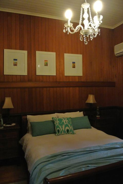 Wiss House Bed & Breakfast - Accommodation Main Beach 0