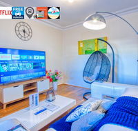 Wollongong station holiday house with Wi-Fi75 Inch TV NetflixParkingBeach - Accommodation Main Beach