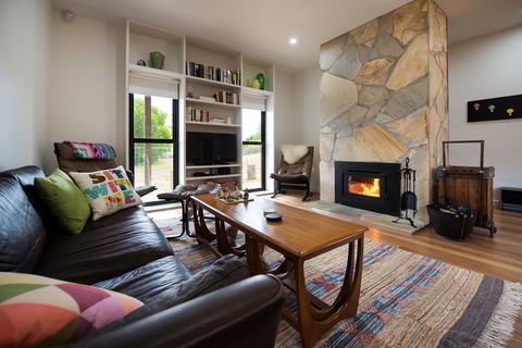 Wombat Hill Lodge - Accommodation Main Beach 1