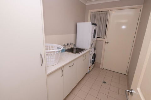 Wonderful Windred Modern, Comfy, Quiet - Accommodation Main Beach 2