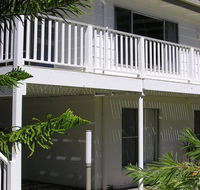 Wonky Pine Beach House NARRWALLEE- 4 bedroom - Accommodation Main Beach