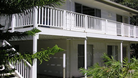 Wonky Pine Beach House, NARRWALLEE- 4 Bedroom - Accommodation Main Beach 0