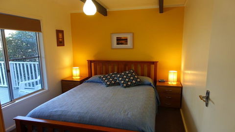 Wonky Pine Beach House, NARRWALLEE- 4 Bedroom - Accommodation Main Beach 3
