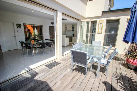 Wood Peak - Accommodation Main Beach 2