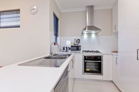 Woodlands - Home With A View - Accommodation Main Beach 3