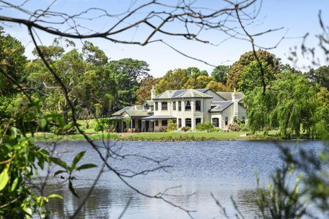 Woodman Estate - Accommodation Main Beach 0