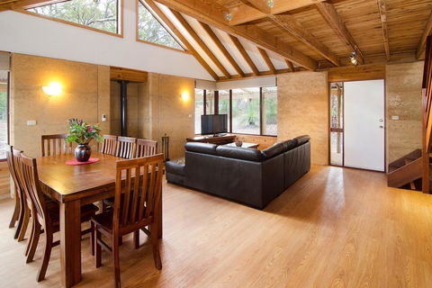 Woodstone Kookaburra Cottage - Accommodation Main Beach 2