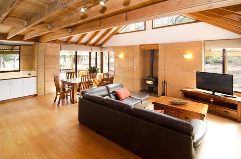 Woodstone Kookaburra Cottage - Accommodation Main Beach 3