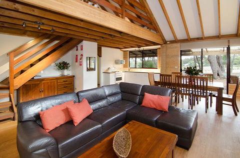 Woodstone Kookaburra Cottage - Accommodation Main Beach 1