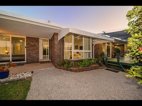Woorim Secluded Palms Cottage - Accommodation Main Beach 0