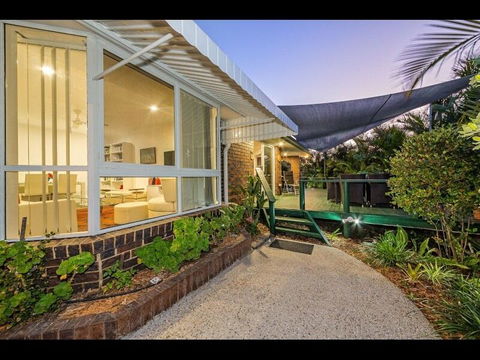 Woorim Secluded Palms Cottage - Accommodation Main Beach 1