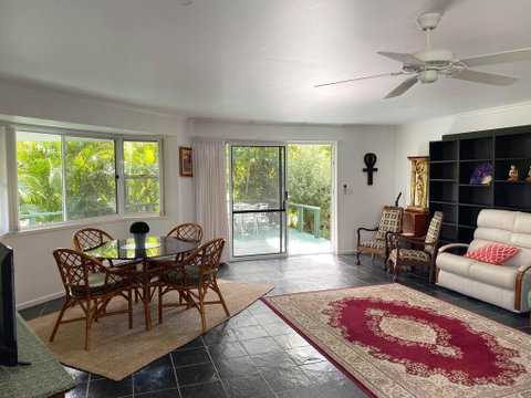Woorim Secluded Palms Villa - Accommodation Main Beach 2
