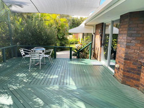 Woorim Secluded Palms Villa - Accommodation Main Beach 0