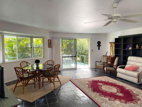 Woorim Secluded Palms Villa - Accommodation Main Beach 2