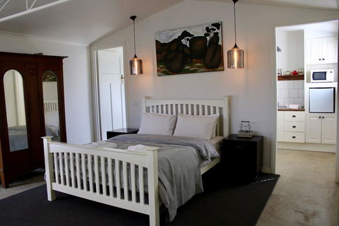 Wormwood Studio - Accommodation Main Beach 1