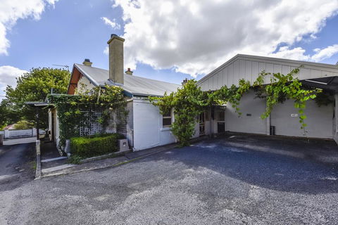 Wyatt Guest House - Accommodation Main Beach 1
