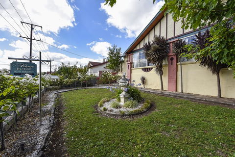 Wyatt Guest House - Accommodation Main Beach 3