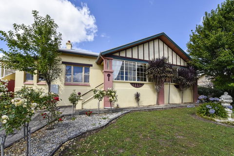 Wyatt Guest House - Accommodation Main Beach 2