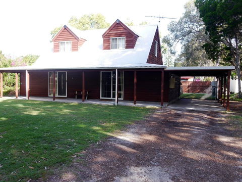 Wyndham Lodge - Accommodation Main Beach 0