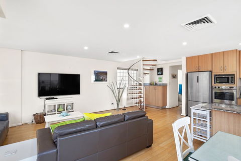 Yacaaba Terrace, Unit 9, 3 Yacaaba Street - Accommodation Main Beach 3