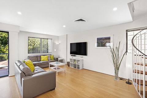 Yacaaba Terrace, Unit 9, 3 Yacaaba Street - Accommodation Main Beach 2