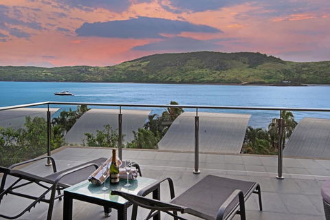 Yacht Club Villa 33 - Serenity - 4 Bedroom 4 Bathroom House Ocean Views 2 Buggies - Accommodation Main Beach 3