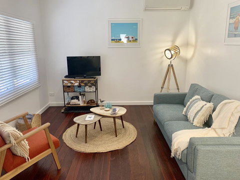 Yaringa Cottage...by The Sea - Accommodation Main Beach 3