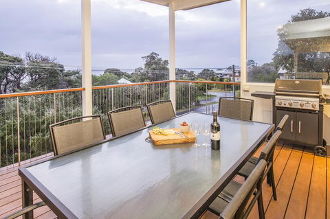 Yaringa - Accommodation Main Beach 1