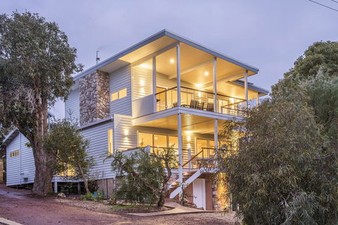 Yaringa - Accommodation Main Beach 0