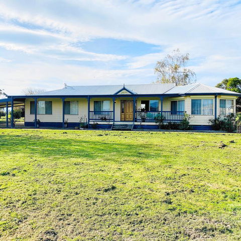 Yarragon 4 Bedroom House In Gippsland - Accommodation Main Beach 3