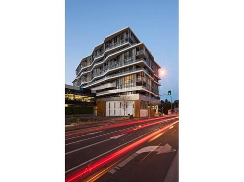 Yarra River Luxury 1BD Apartment - Accommodation Main Beach 2