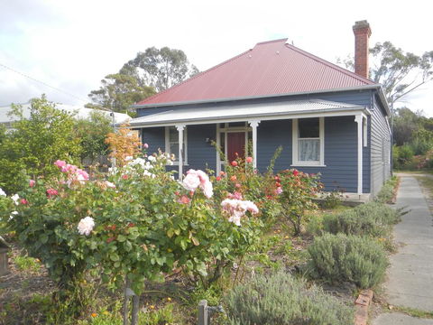 Yarram Cottage: Art And Accommodation - Accommodation Main Beach 0