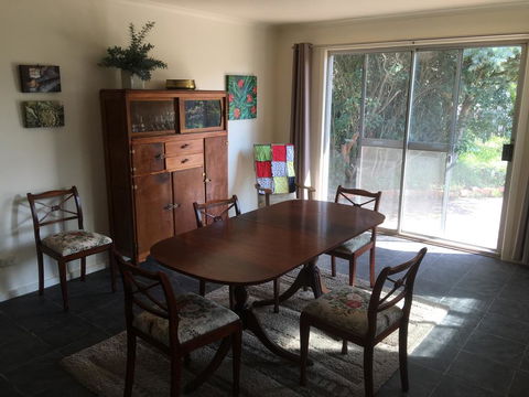 Yarram Cottage: Art And Accommodation - Accommodation Main Beach 3