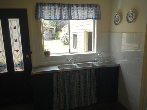 Yarram Cottage: Art And Accommodation - Accommodation Main Beach 2