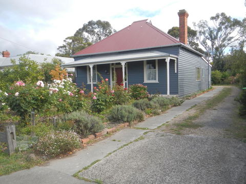 Yarram Cottage: Art And Accommodation - Accommodation Main Beach 1
