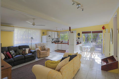 Yellow Cottage - Bush And Beach - Accommodation Main Beach 1