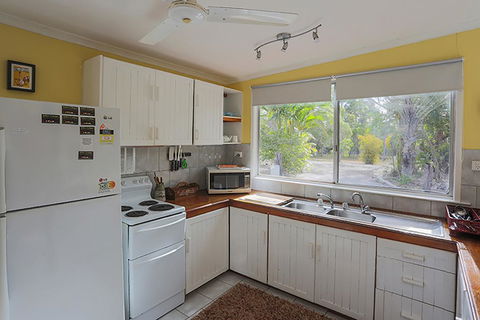 Yellow Cottage - Bush And Beach - Accommodation Main Beach 3