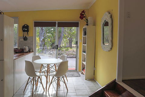 Yellow Cottage - Bush And Beach - Accommodation Main Beach 2