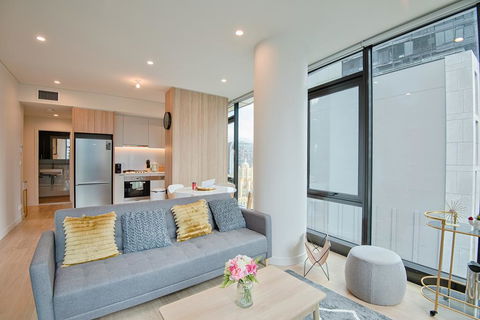 York & George - Accommodation Main Beach 2