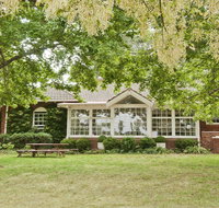 York Cottage - grand gate house and enchanting gardens - Accommodation Main Beach