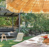 Your Luxury Escape - Den - 5min walk to Clarke's Beach - Accommodation Main Beach
