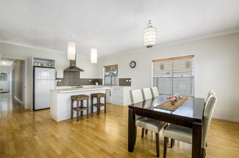 Zaahira House - Accommodation Main Beach 3