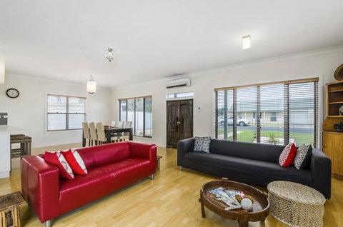 Zaahira House - Accommodation Main Beach 1