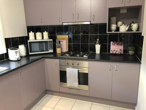 Haven Family& Dog Freindly , Close To Hospital, Airport, Bunnings - Accommodation Main Beach 2