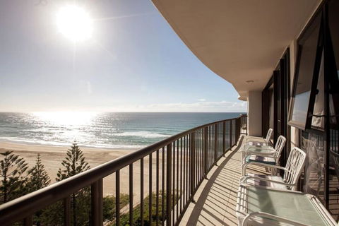 2BR Beachfront Family Friendly Surfers Apartment - Accommodation Main Beach 0