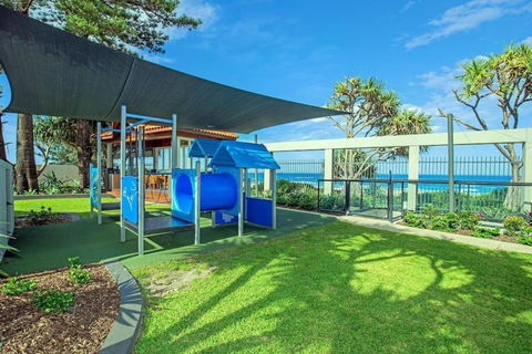 2BR Beachfront Family Friendly Surfers Apartment - Accommodation Main Beach 1