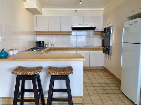 2BR Beachfront Family Friendly Surfers Apartment - Accommodation Main Beach 4