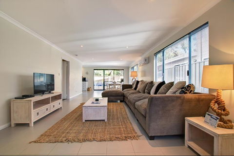 A Little Luxury In Town - Accommodation Main Beach 3