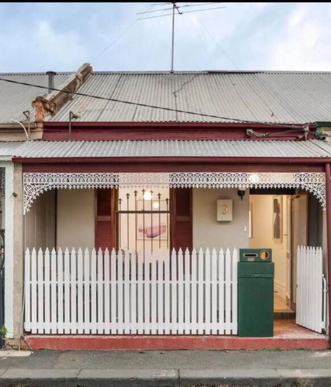 A Beautiful Terrace House With Parking & Courtyard - Accommodation Main Beach 0