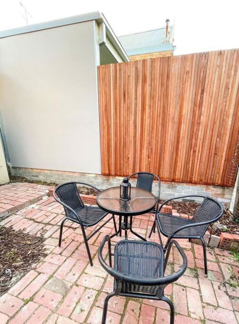 A Beautiful Terrace House With Parking & Courtyard - Accommodation Main Beach 3